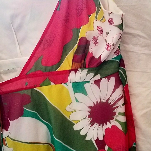 Floral wrap-around sleeveless blouse - Picture 5 of 5